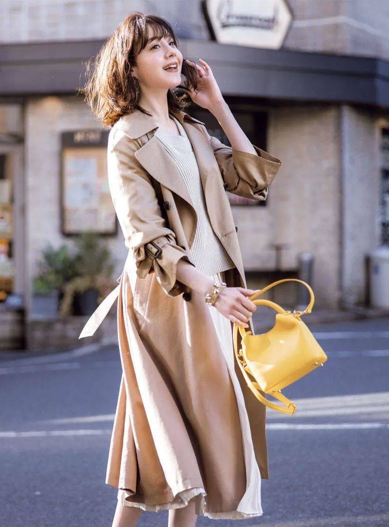 原创今年流行风衣裙子的4种搭配好看又时髦