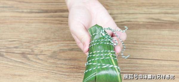 加入适量|教你包粽子啦,江南经典五花肉四角粽,肉馅肥而不腻,粽香四溢