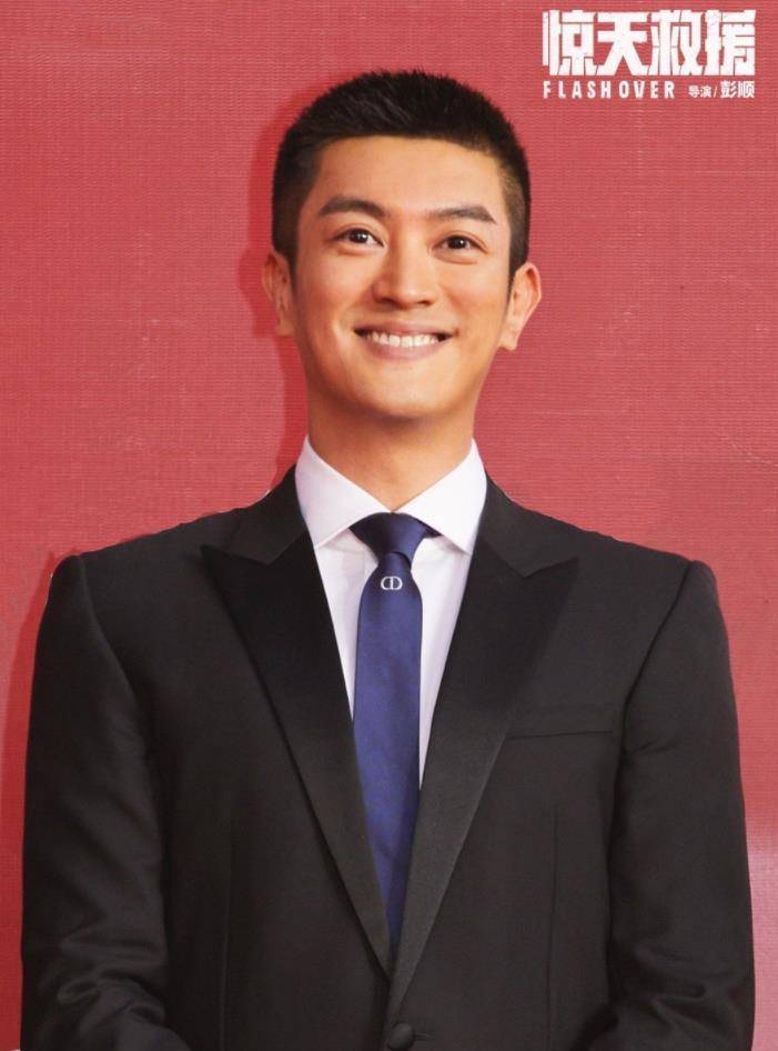 早在2007年时杜江便凭借《钻石王老五的艰难爱情》这部剧踏入了影视圈