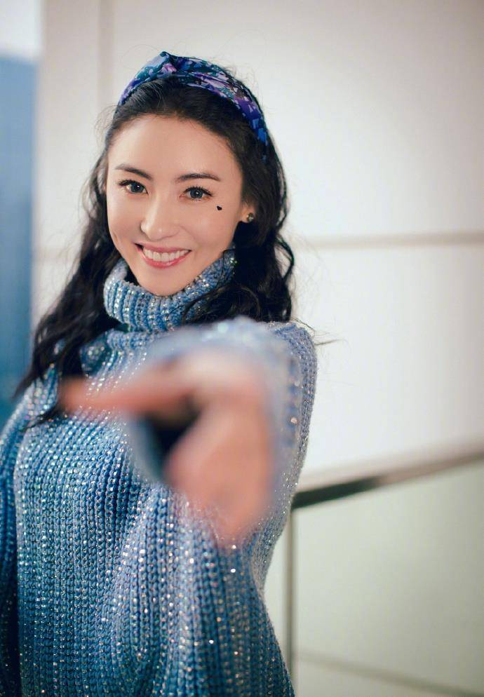 原创40岁张柏芝最新写真曝光脸部衰老酒窝变沟壑看腿只有20岁