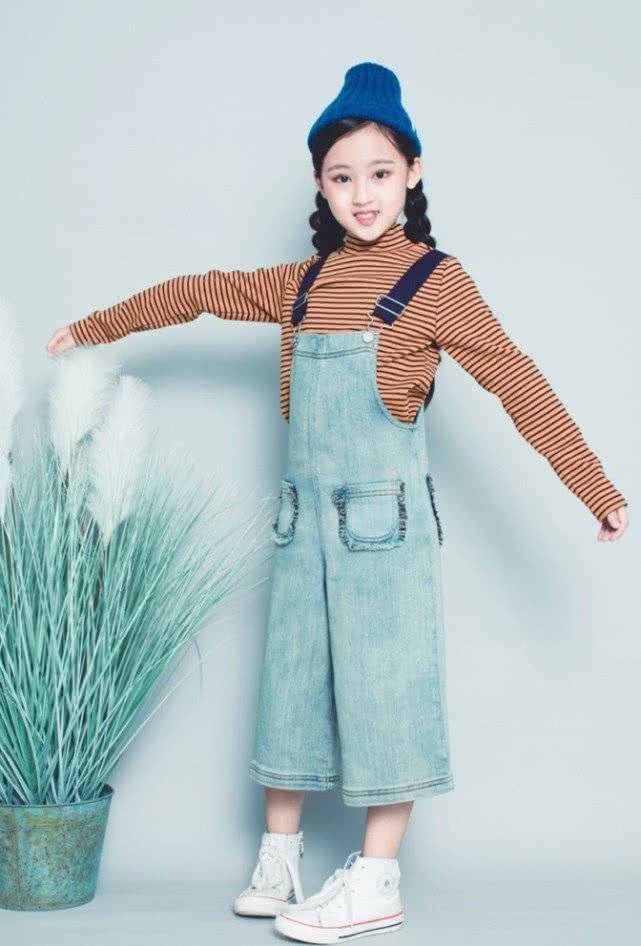 她饰演《少年时代》果果,9岁把背带裤穿成裙子,少了婴儿肥更美_穿戴
