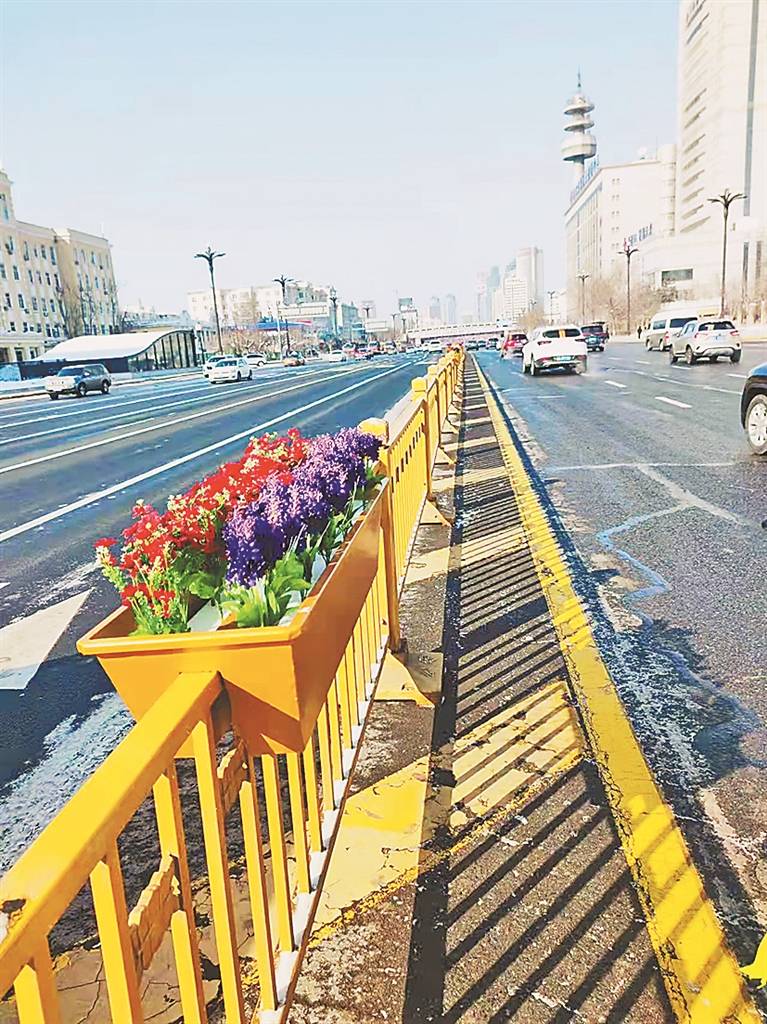 渐变段 矮护栏 120余条街路换新式护栏啦_隔离_交通_道路