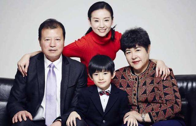 原创39岁董洁首次演妈妈路透照曝光真实样貌真是岁月不饶人