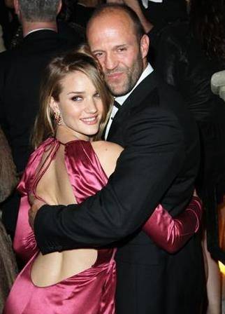 因为|杰森斯坦:与小20岁的超模女友相爱12年,生了俩娃还不结婚