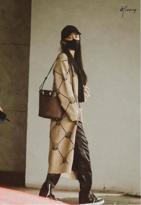 廓形 杨幂又被网友偶遇了，穿彩色棒球服配紧身小黑裤，大长腿好细啊