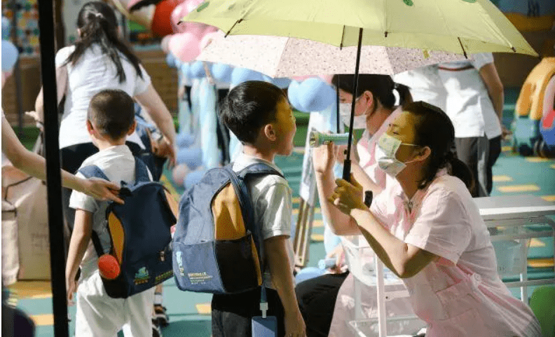 办学|某私立幼儿园学生集体腹泻，一年学费2万，就给我孩子吃这个？