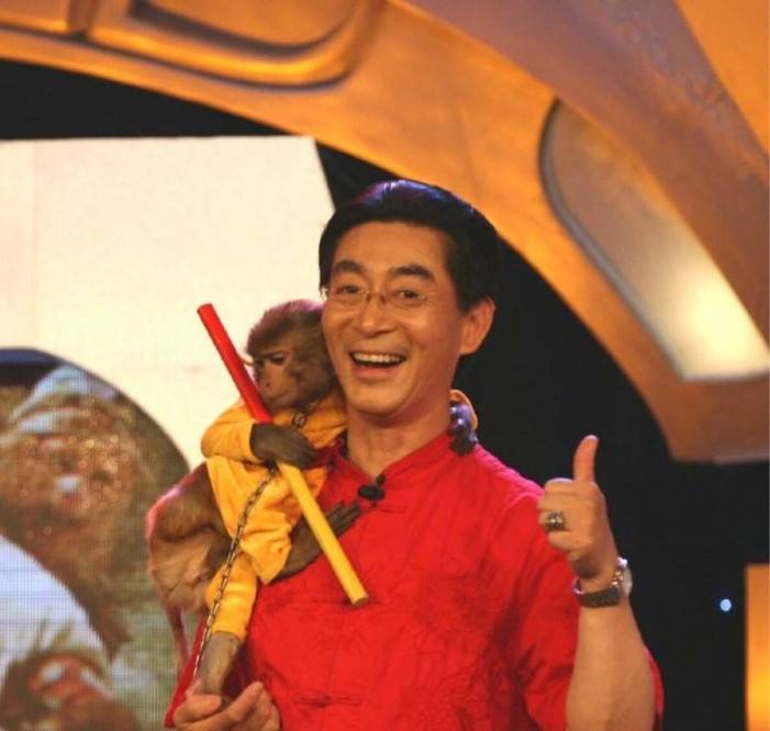 周星驰|六小龄童:撺掇师徒偷接商演,灵堂卖片还痛骂周星驰,霸占西游记!