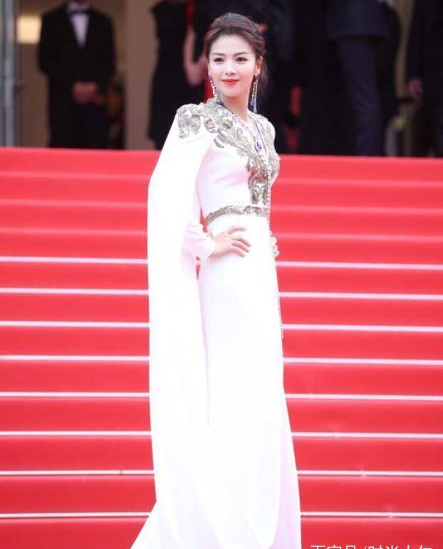 朱利安·摩尔 同穿斗篷裙：刘涛优雅巩俐出众，21岁的她美成全场焦点