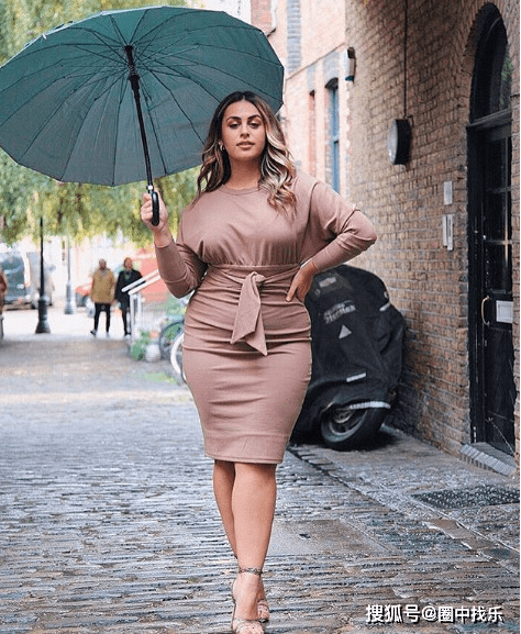 国外健身达人"走红",火辣身材惹人羡,自律助她女人味十足_cheri_ana