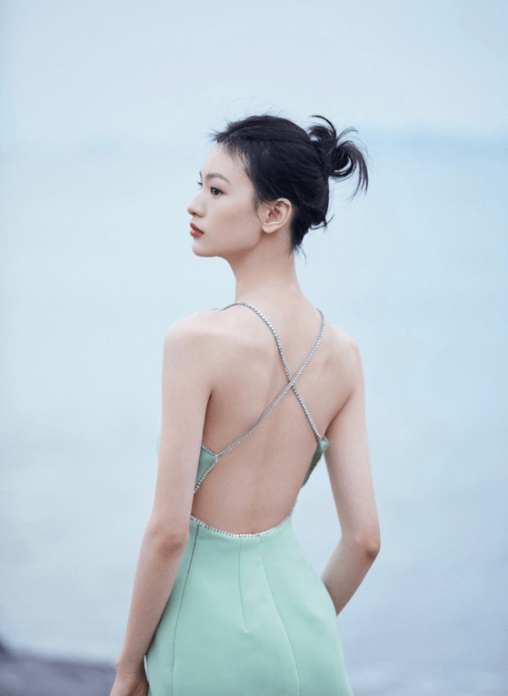 鼻梁梨形鼻却依然好看的女明星：邱天有清冷感，任敏被称作电影脸