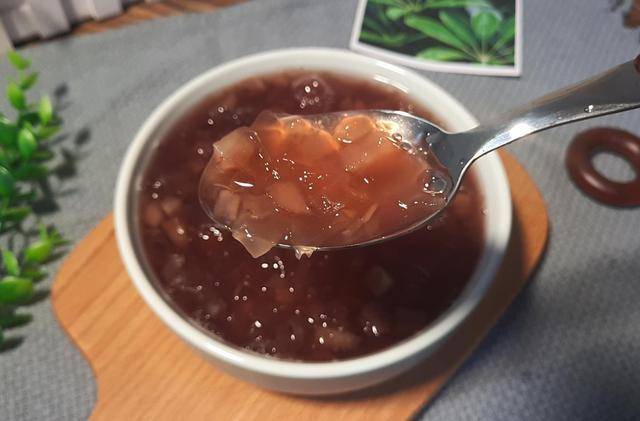 夏天夏天多喝这碗羹，让你白到”发光“，化妆品都省了，素颜也美美的