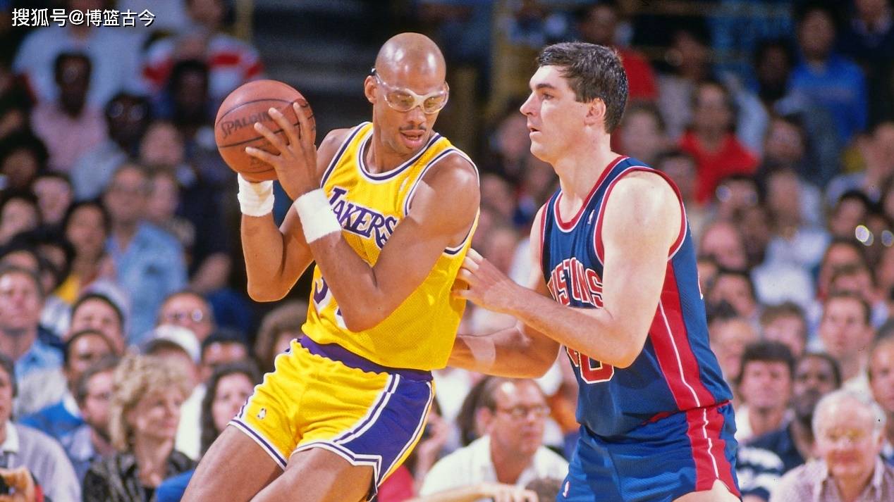 原创攻防俱佳的十大球星乔丹奥拉朱旺领衔现役字母哥莱昂纳德入选