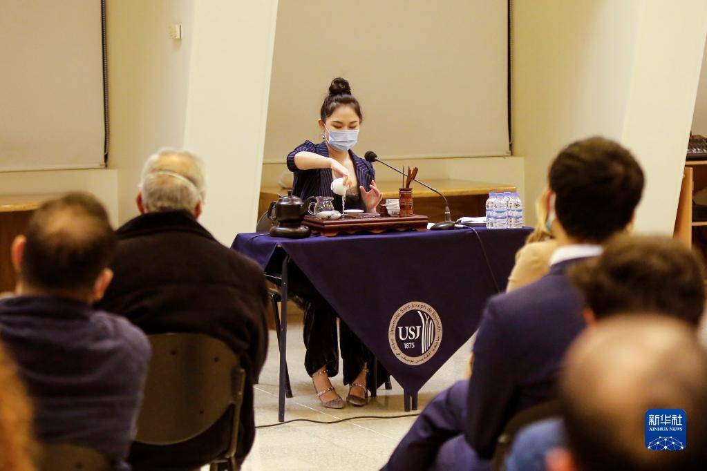 3月22日，黎巴嫩孔子学院在贝鲁特举办线下活动庆祝成立15周年，孔子学院中方教师表演茶道。