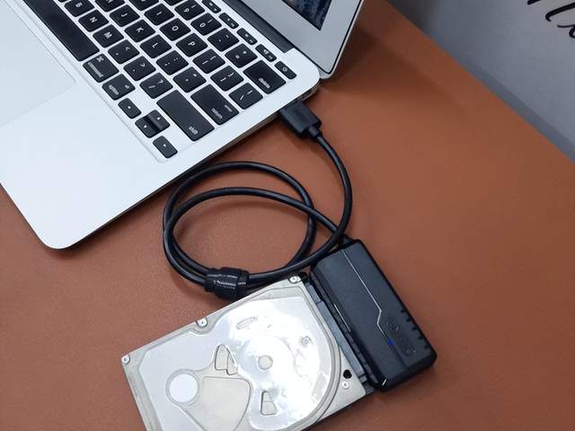 易驱线一端是sata接口,另一端是usb接口,其作用就是让电脑外接硬盘