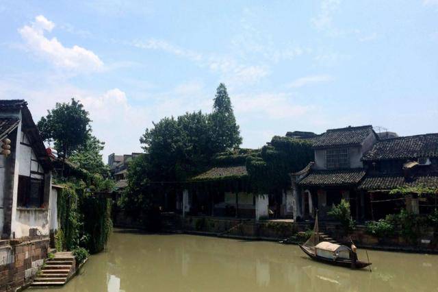 浙江被春晚带火的古镇，河道遍布，水街相依，黄酒和羊肉很是出名
