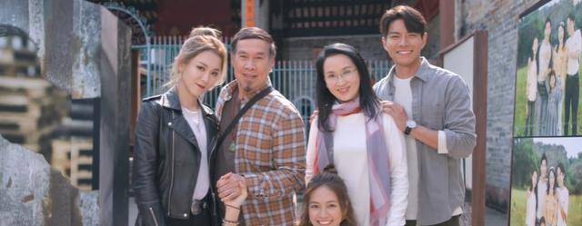 原生家庭|《港爱》陈子欣&amp;纪家希：她和他是同类，终生的敌人只有自己