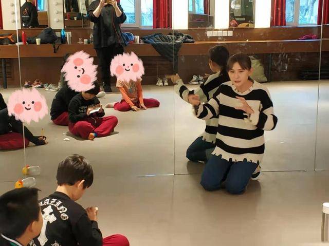 毛衣 34岁热依扎当老师，穿毛衣拿枸杞杯教学，背着手好霸气“女干部”