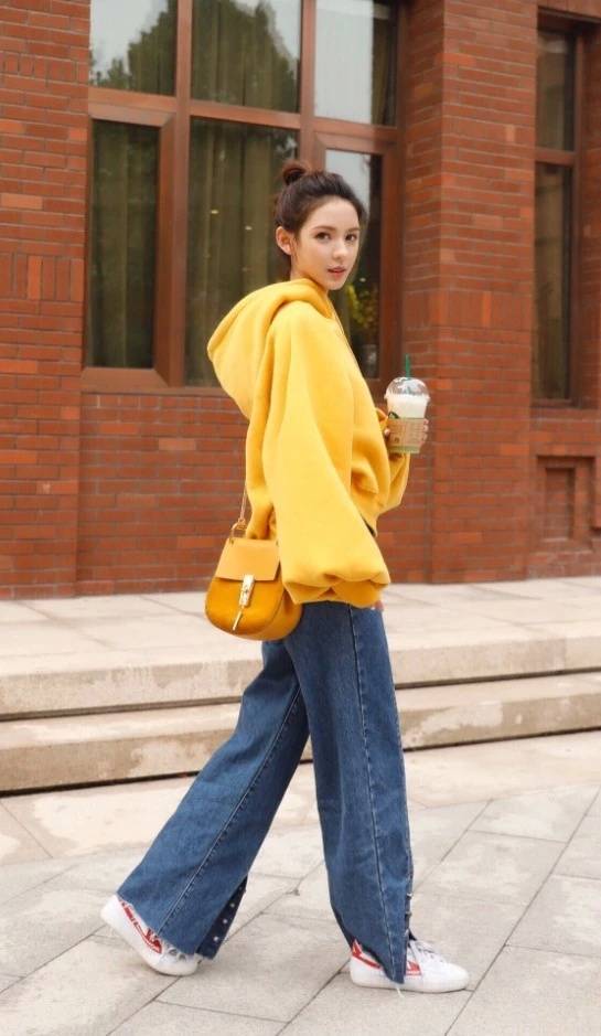原创当张予曦扎起高马尾穿黄卫衣搭配阔腿裤时像极了初恋的样子