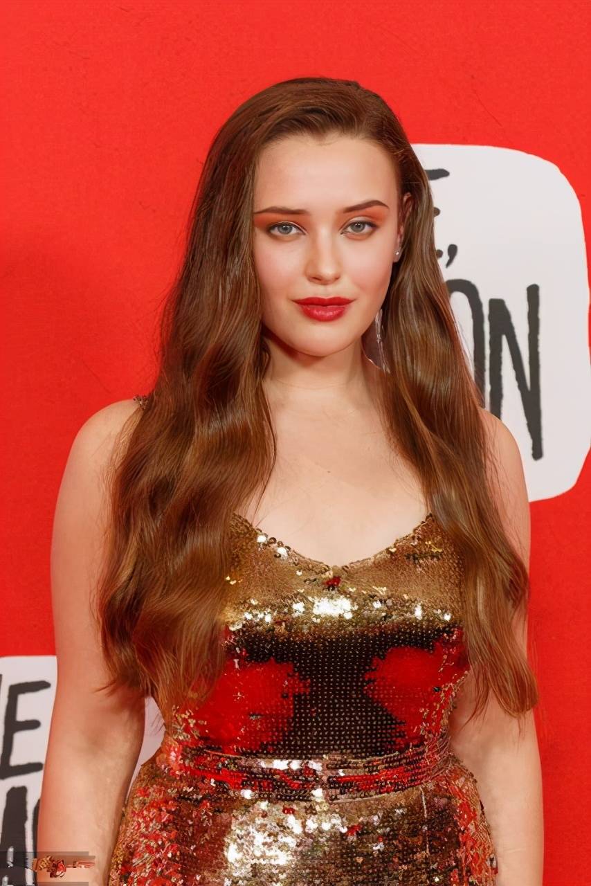 肩膀 澳大利亚甜蜜少女凯瑟琳·兰福德 吊带搭配出“孕妇”风