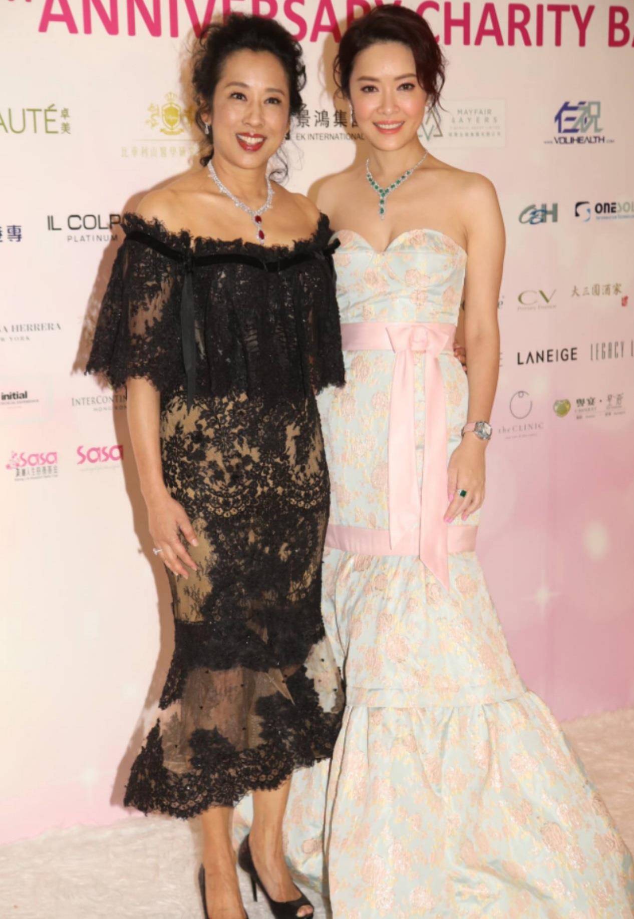 郭晶晶 难怪郭晶晶受宠！61岁朱玲玲撞脸儿媳妇，婆婆年轻时可没少受委屈