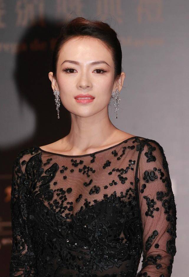 黑色 章子怡穿着透纱的裙子也太美了，黑色裙装很有亮点，又瘦又高级