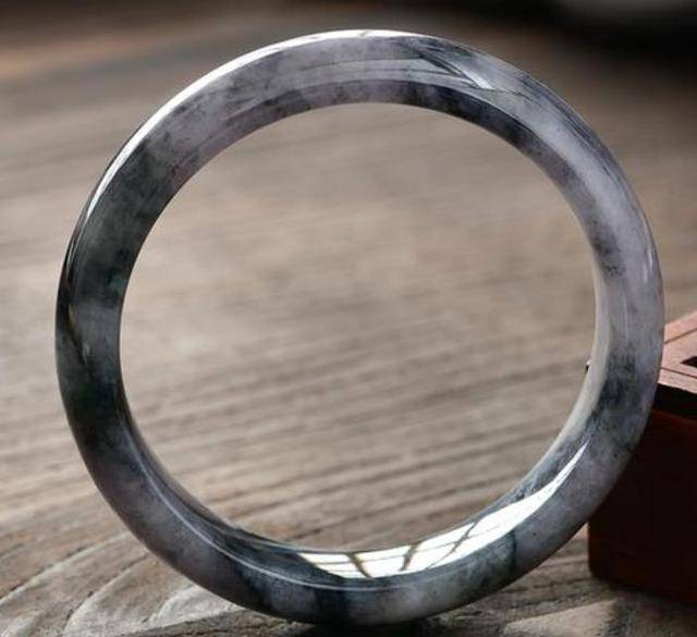 ▼乌鸡石手镯乌鸡石手镯不像绿翡翠手镯一样透亮,且内里的杂质比较