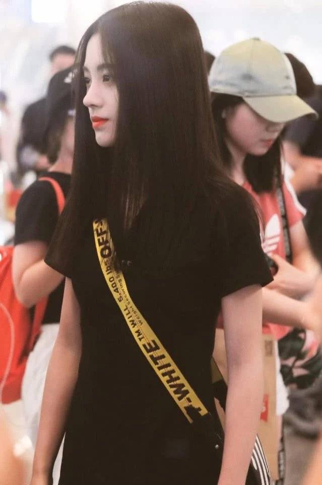 卫衣矮个子女生学鞠婧祎穿搭准没错，草莓卫衣+百褶裙，甜得像初恋！