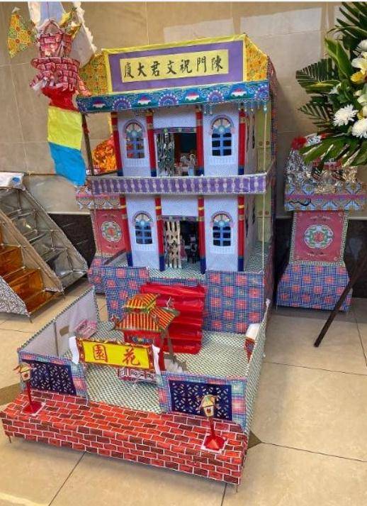 原创祝文君出殡送别仪式灵堂摆4个纸扎人丈夫送心形花牌悼念