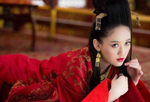 情节|任盈盈带着东方不败的心《笑傲江湖》：狗血的剧情让人津津乐道