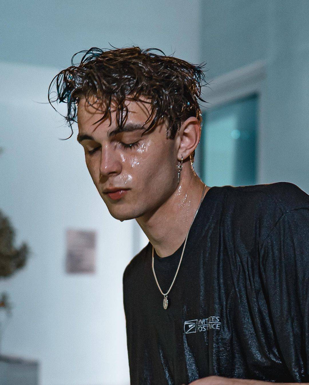 原创22岁德国天菜雕塑般深邃颜值狂圈百万粉换上衬衫化身霸气帅总裁