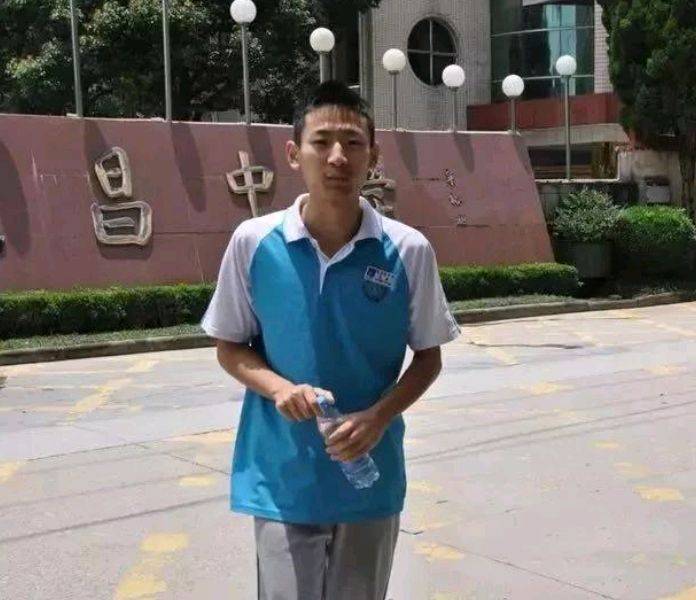 4年前,高三学生郑烨,694分考上浙大却查出白血病,最后结果怎样_母亲_故事_高考