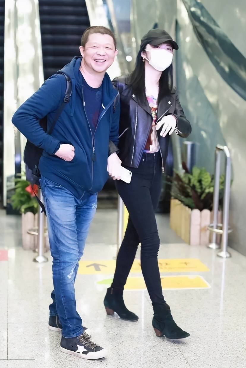 黑色 姚晨和老公甜蜜亮相机场 机车风搭配花衬衫 老公头发稀松
