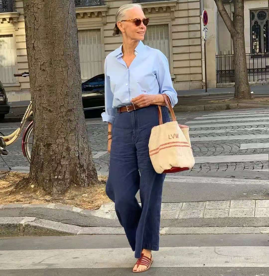 法国 70岁的法国老奶奶 穿衣优雅而素净 是老年人搭配的榜样
