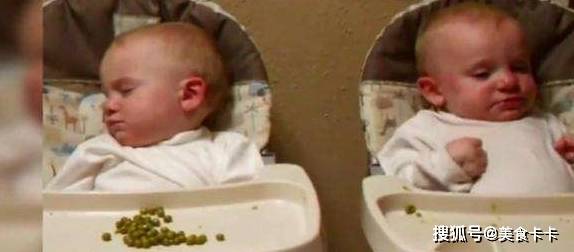 兄弟|趁弟弟睡着了, 双胞胎哥哥偷吃弟弟零食, 还调戏弟弟