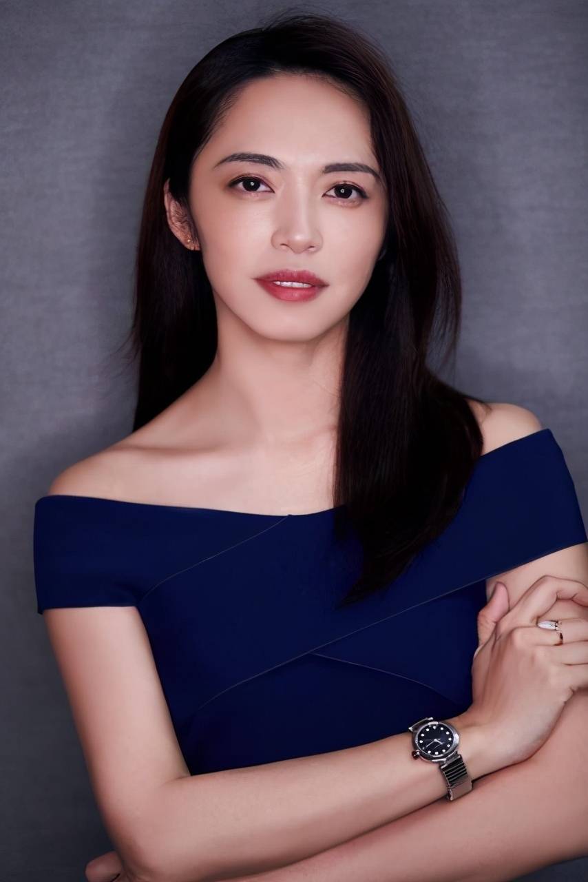 黑色 姚晨和老公甜蜜亮相机场 机车风搭配花衬衫 老公头发稀松