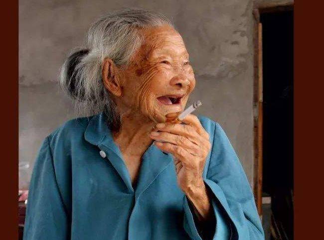 原创133岁老人抽烟喝酒不锻炼却称只需做好一件事长寿随身