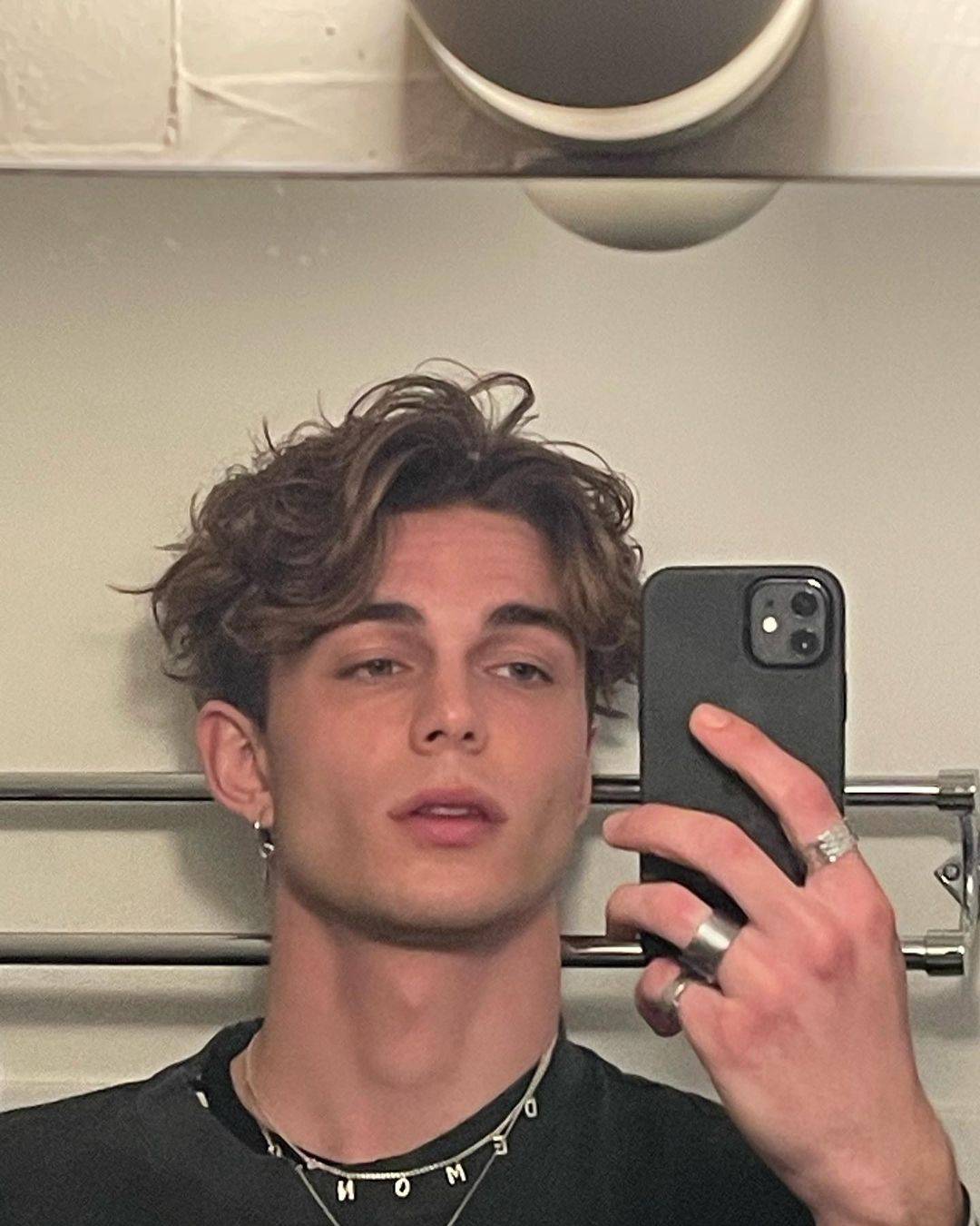 原创22岁德国天菜雕塑般深邃颜值狂圈百万粉换上衬衫化身霸气帅总裁