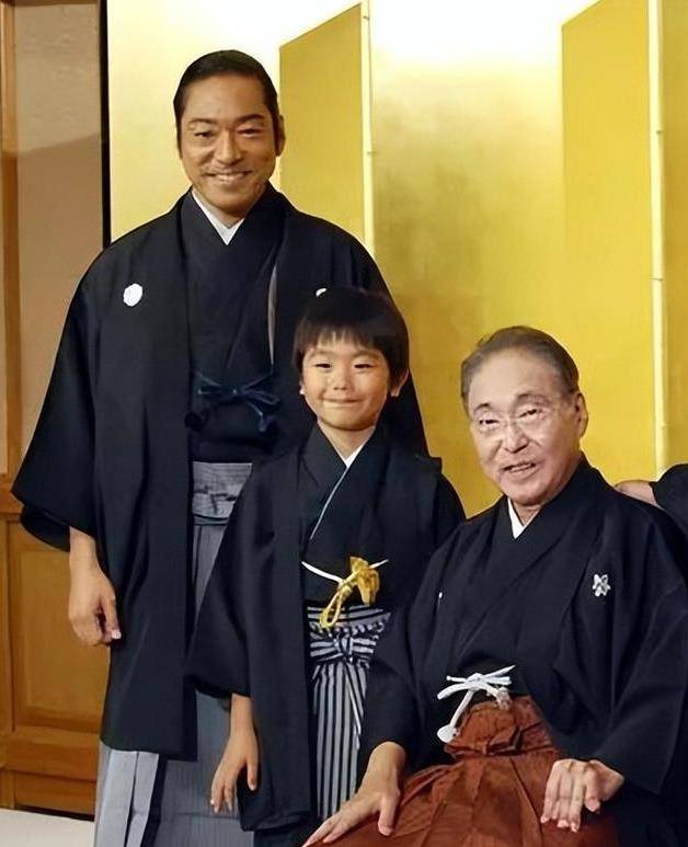 日本歌舞伎之妻只睡4小时放弃事业拼命生儿子掩护丈夫出轨