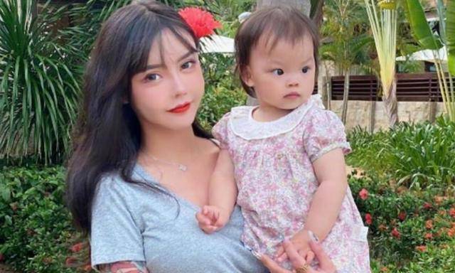 女孩子有种妈妈叫“韩安冉”：自己整成网红脸，却喜欢女儿“纯天然”