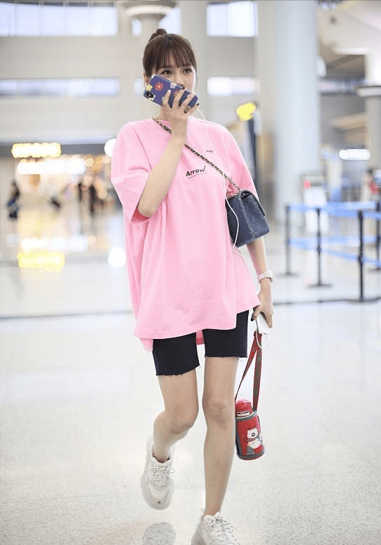 设计 杜海涛真是有福气,妻子穿短裤都比一般人高调,配长袜娇俏又甜美