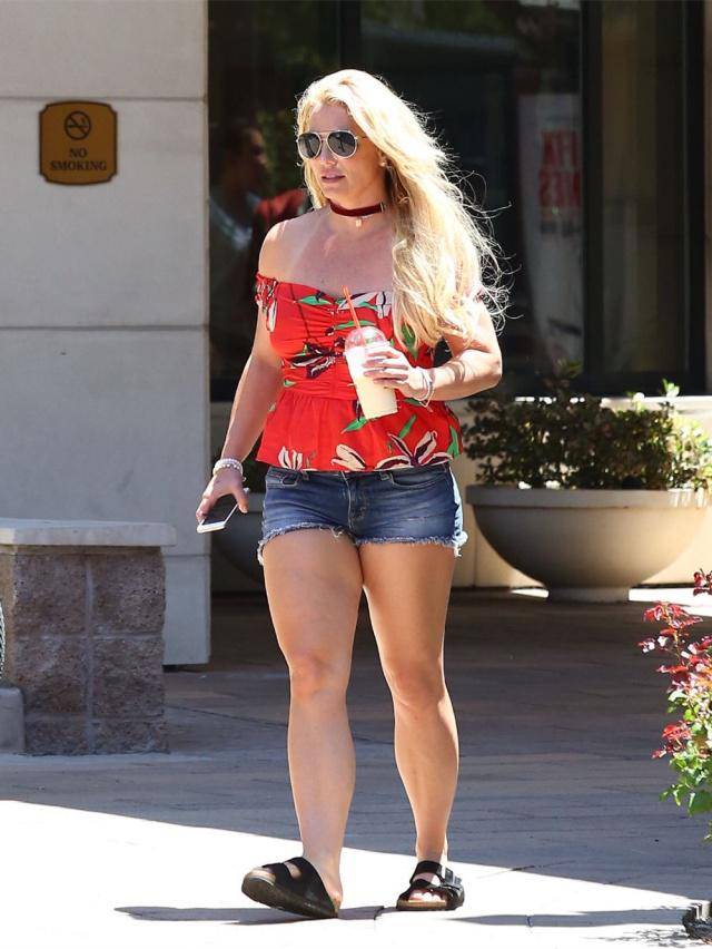 大腿 38岁布兰妮现身街头，红色露肩上衣时尚吸晴，无奈短裤暴露粗腿！