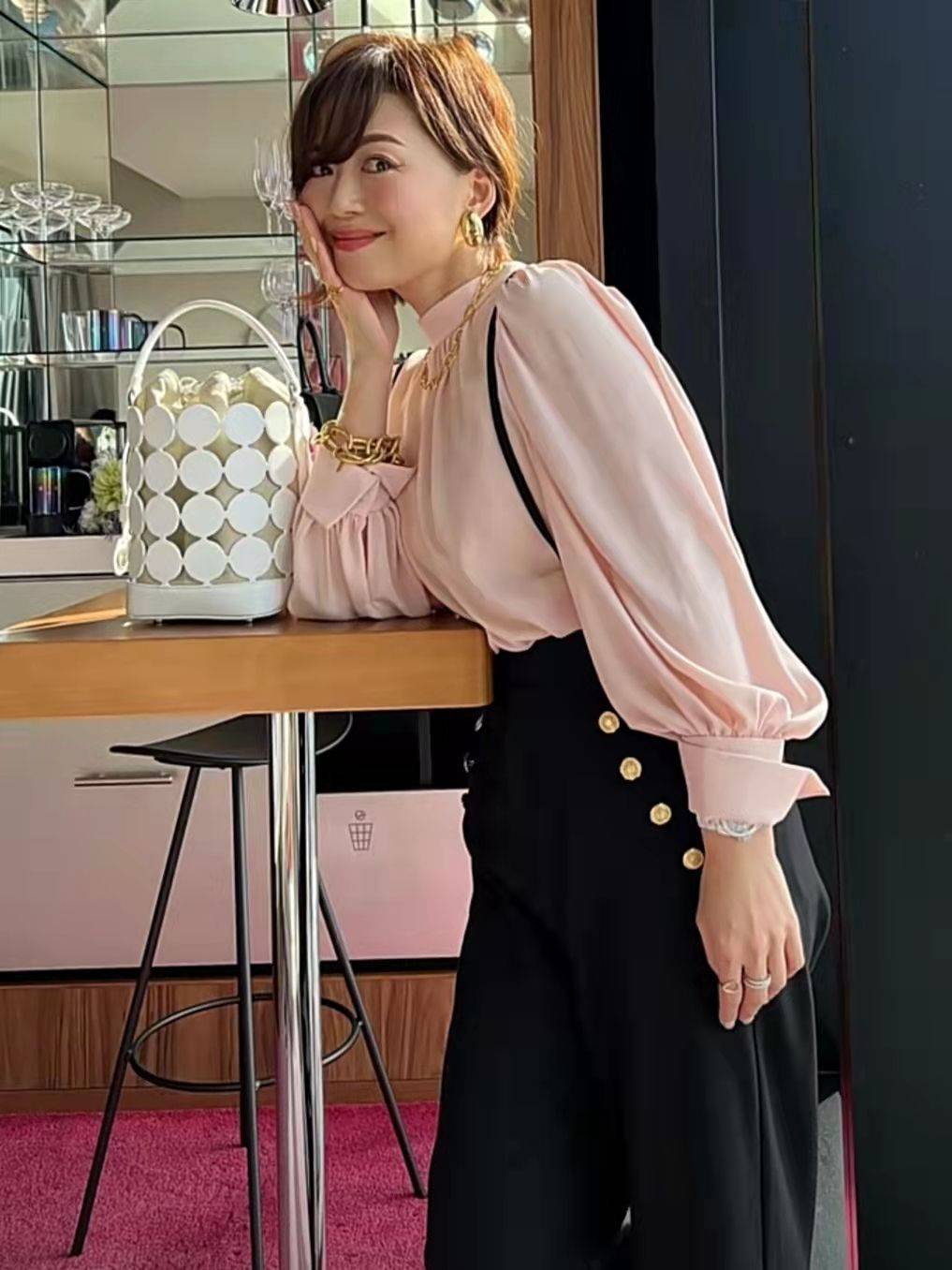 材质 上年纪的女人春季少穿鲨鱼裤，学日本主妇这样穿，舒适时尚又洋气