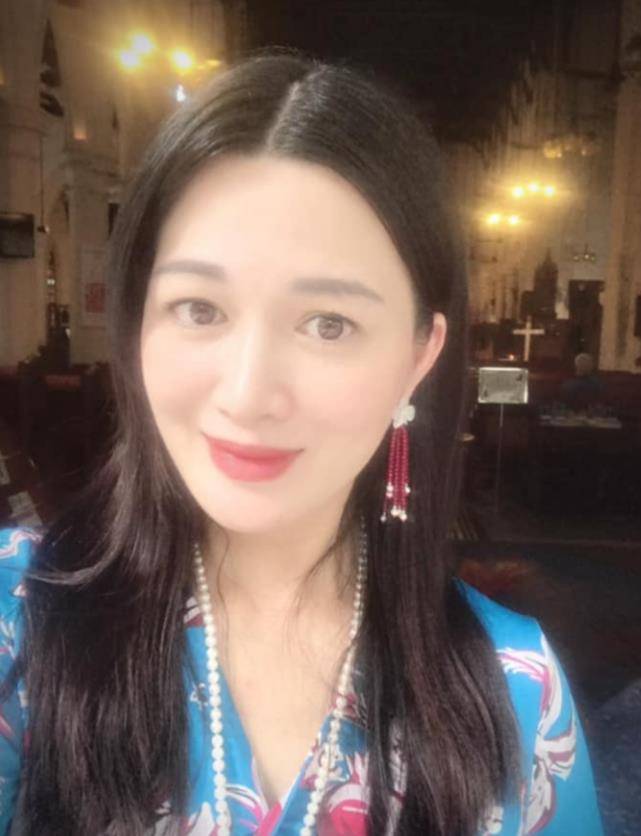 李文辉|42岁陈少霞与63岁老公提前庆生，三胎女儿含着奶嘴出镜超可爱