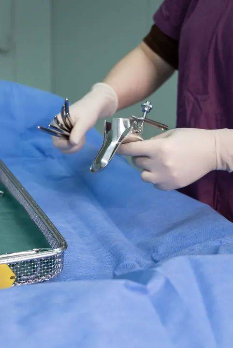 她会耐心的给客户科普上环和皮埋的区别,并针对性的给出意见.