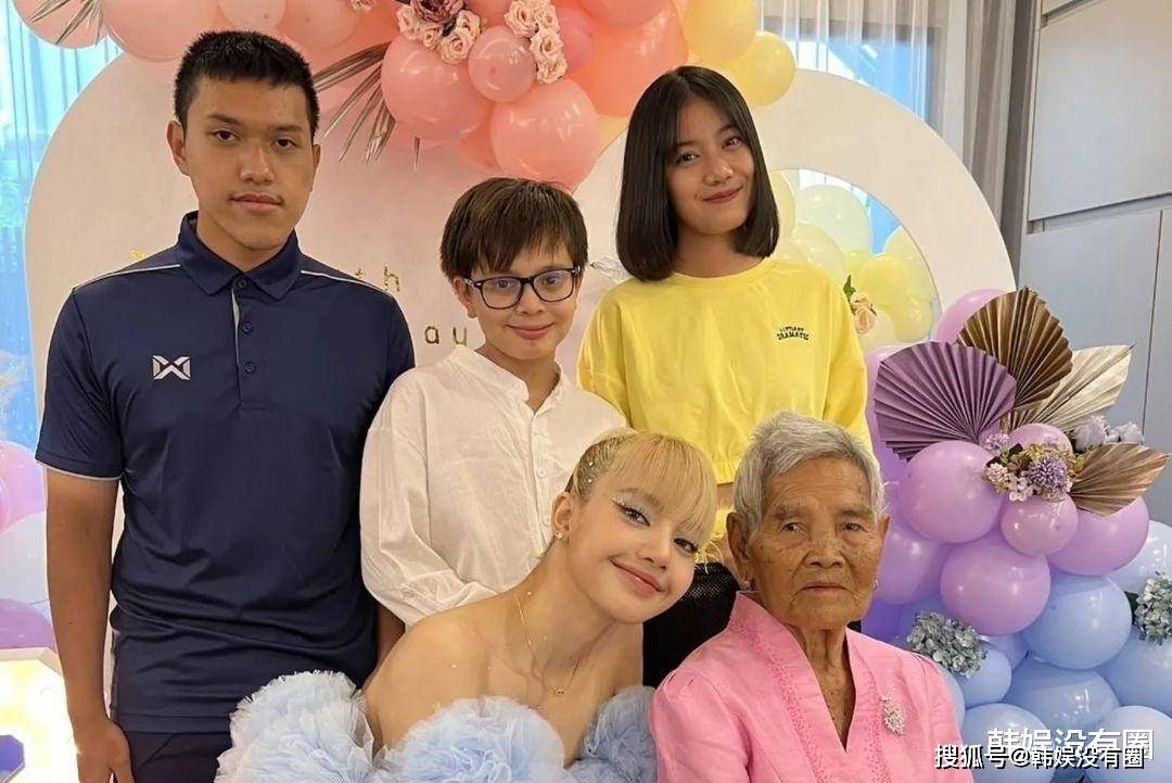 blackpink成员lisa25岁生日发福利大秀细腰长腿直角肩