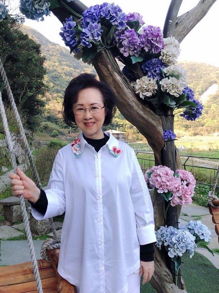 琼瑶真是个潮奶奶84岁还纹眉变漂亮但接受衰老脸是纯天然的