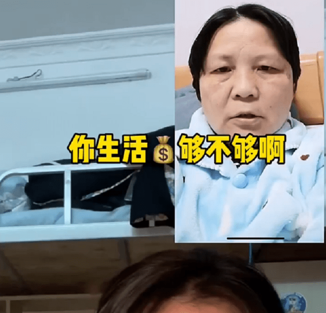 “心机”女大学生想多要生活费，室友配合来演戏，把家长搞emo了