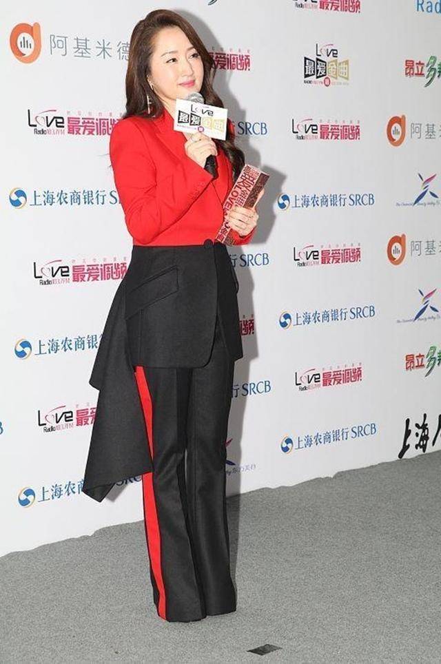 脸颊52岁“少女”杨钰莹：婴儿肥脸颊胶原蛋白满满，无滤镜状态仍抗打