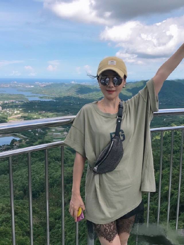 何琳出游被拍即使是素颜也清新漂亮还是老戏骨吕中的儿媳妇