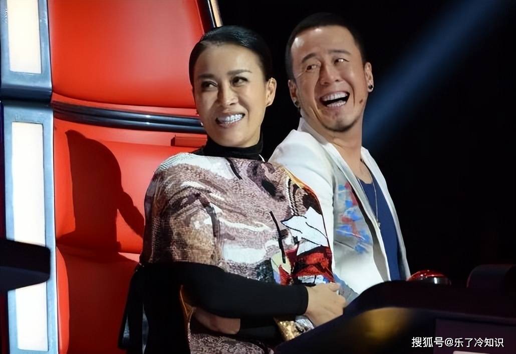 原创那英好友聚会照动作豪迈手夹香烟杨坤满脸通红与美人贴面合影